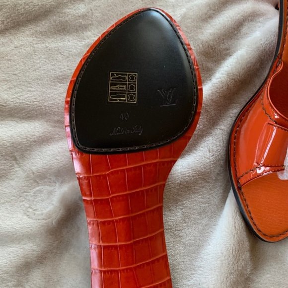 The bright red slippers are very beautiful! Size40 - Picture 2 of 7